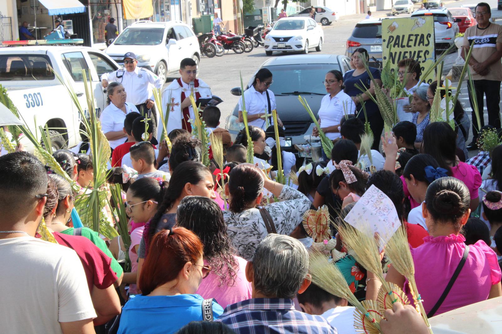 $!Niños y adultos celebran el inicio de la Semana Santa con el Domingo de Ramos en Rosario