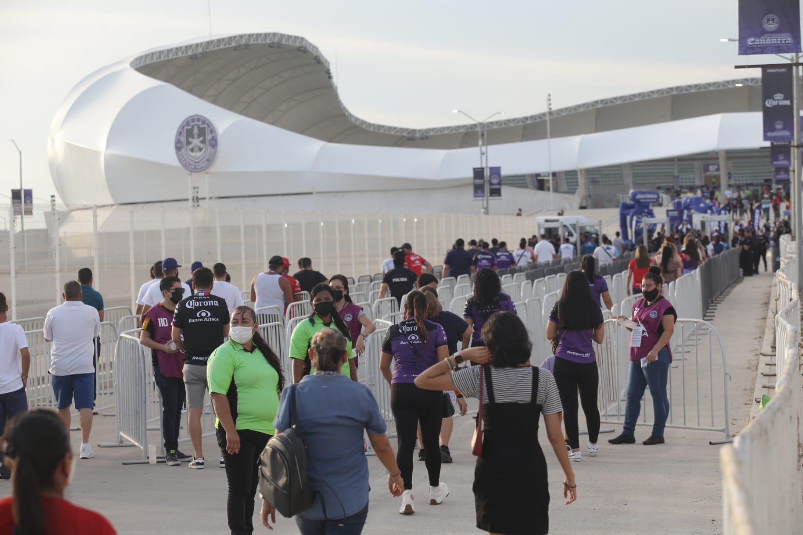 $!Cientos celebran en Mazatlán el regreso del futbol al Kraken