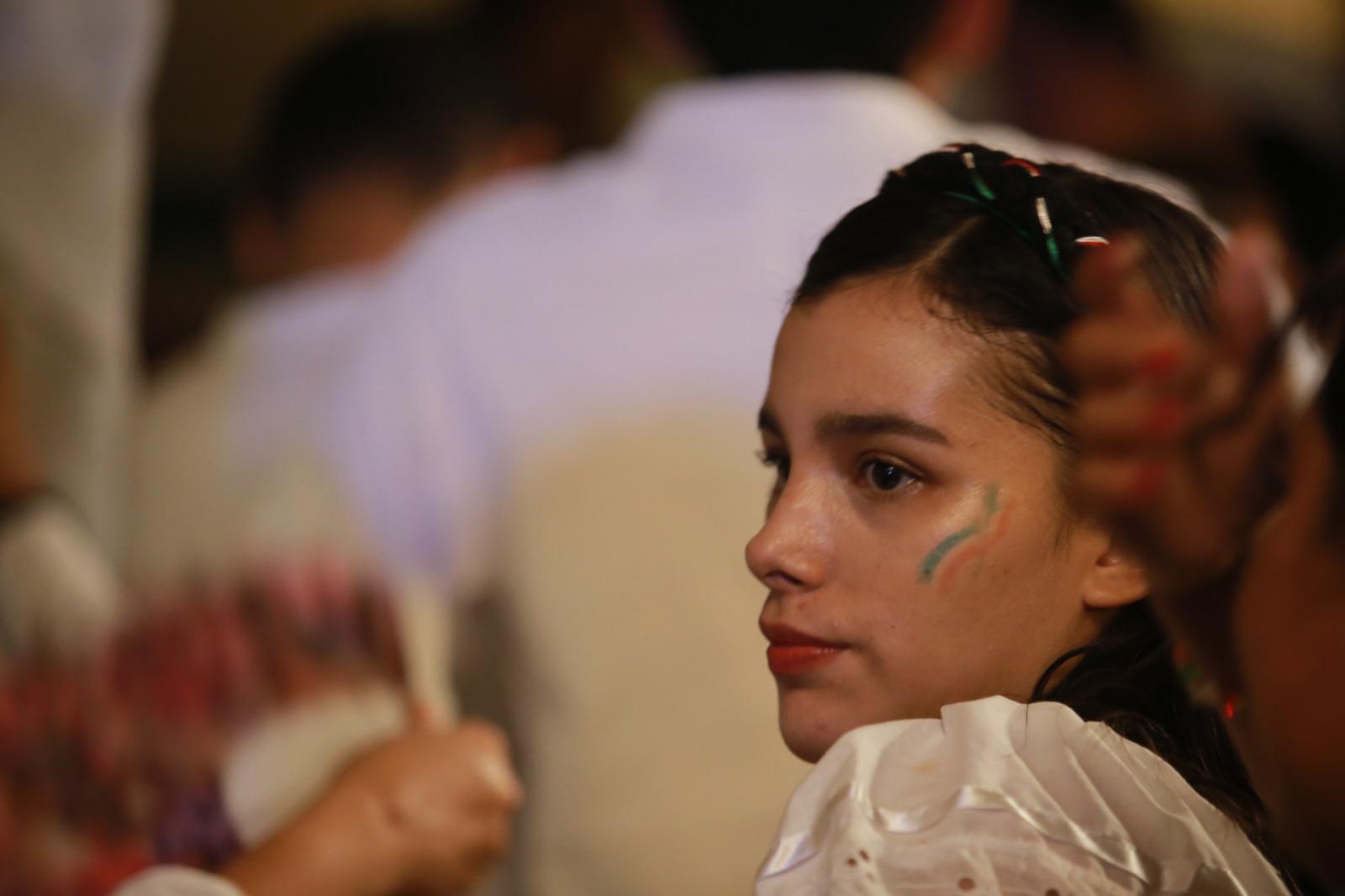 $!Decenas de mazatlecos disfrutaron de la verbena mexicana que se instaló a los alrededores de la Plazuela República con motivo del Día de la Independencia.