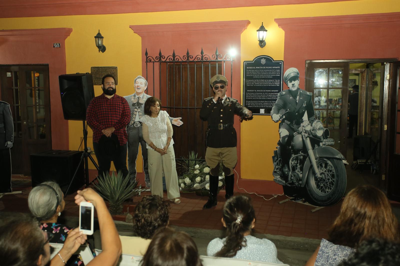 $!Juan Carlos Hernández, quien viajó desde León, Guanajuato, se caracterizó de Pedro Infante.