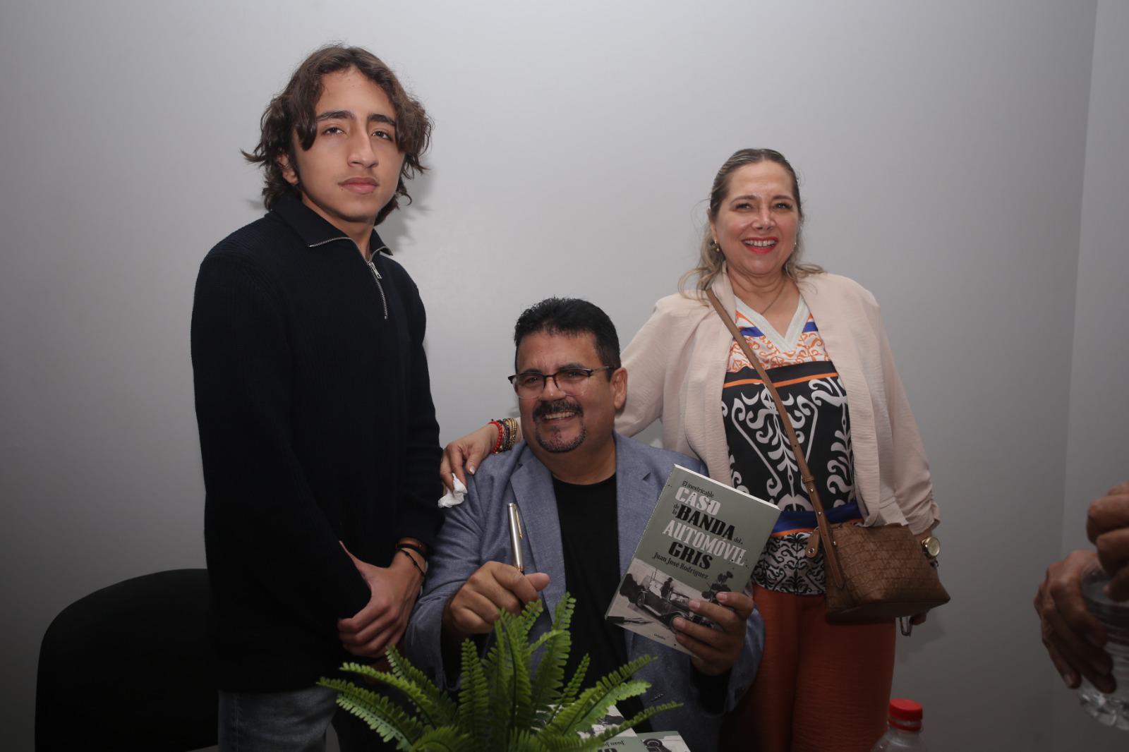 $!Juan José Rodríguez junto a su esposa Karla Valero y su hijo, Ian Rainieri Rodríguez Valero.