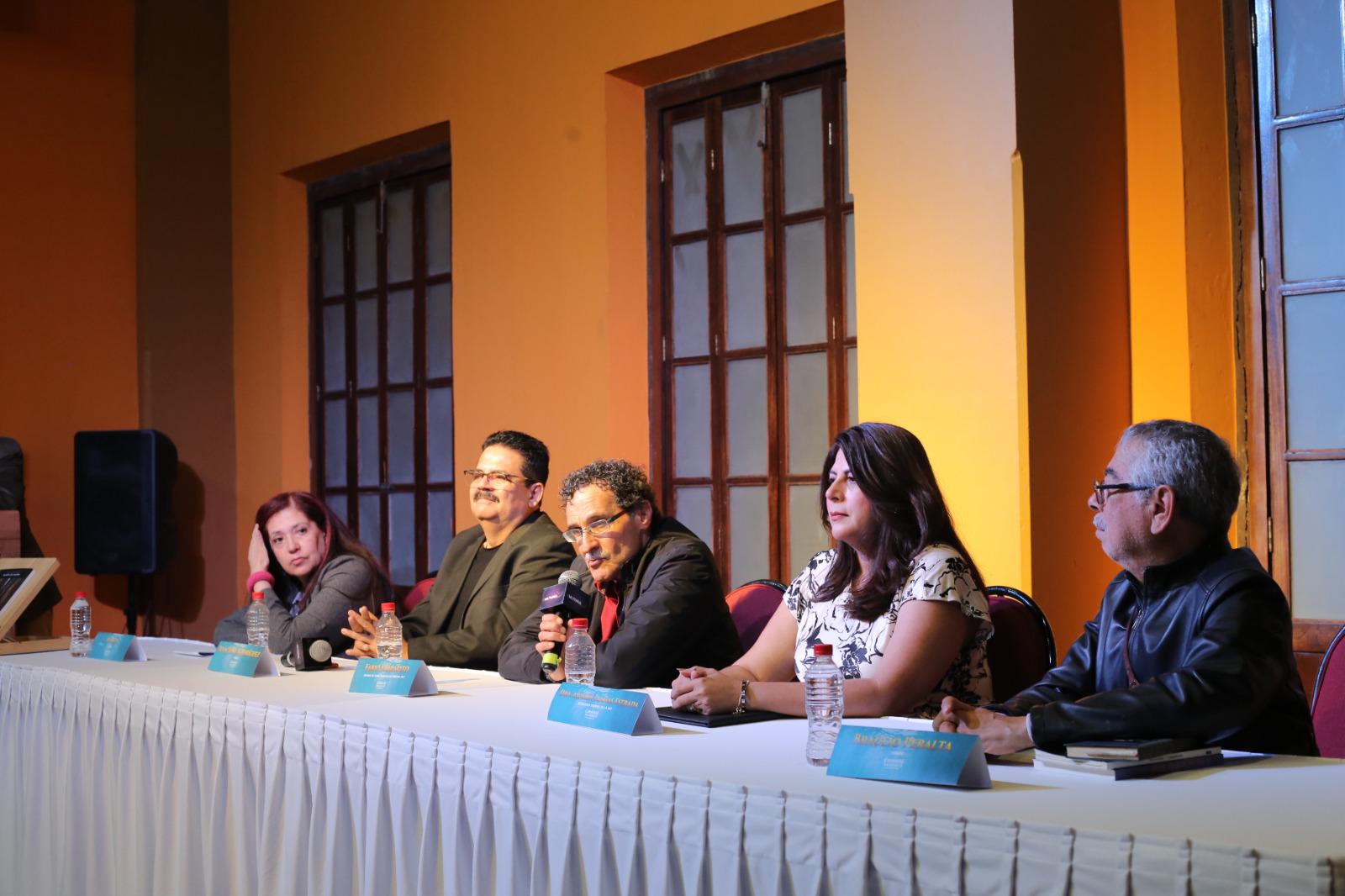 $!El autor explica un poco a los asistentes de lo que trata su libro.