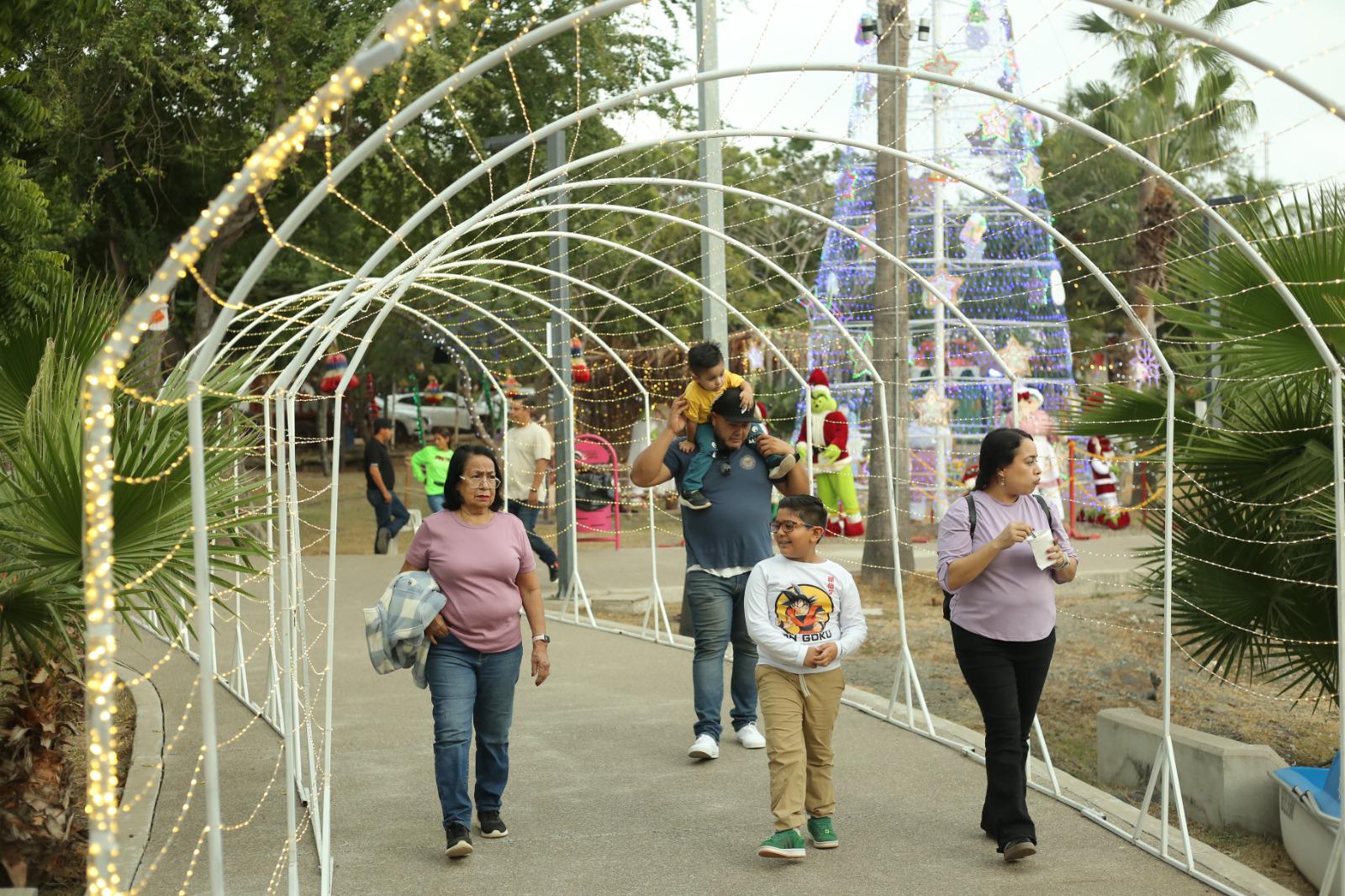 $!Pasan un domingo de magia y diversión en la Villa Navideña de Mazatlán