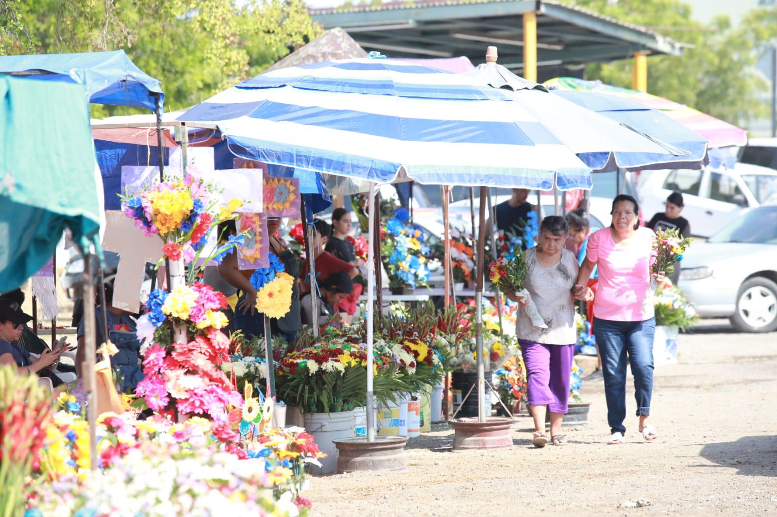 $!Recuerdan a los padres en su día en los panteones de Mazatlán