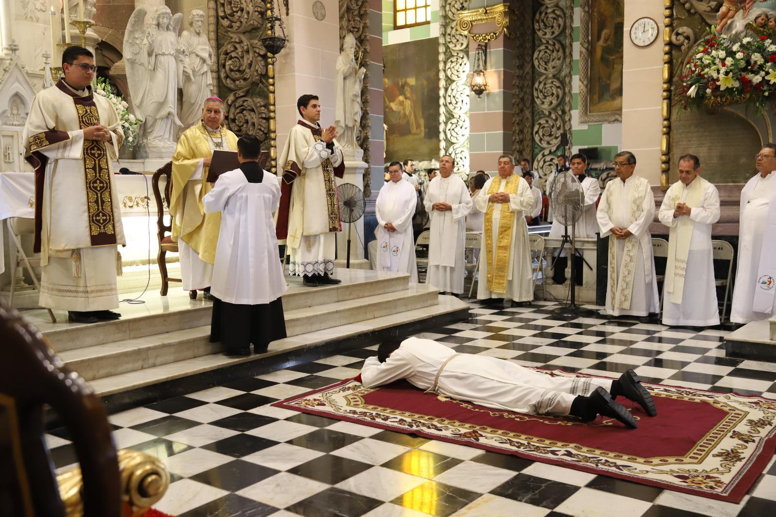 $!Ordenan diácono a Germán Ildefonso durante el 67 aniversario de la Diócesis de Mazatlán