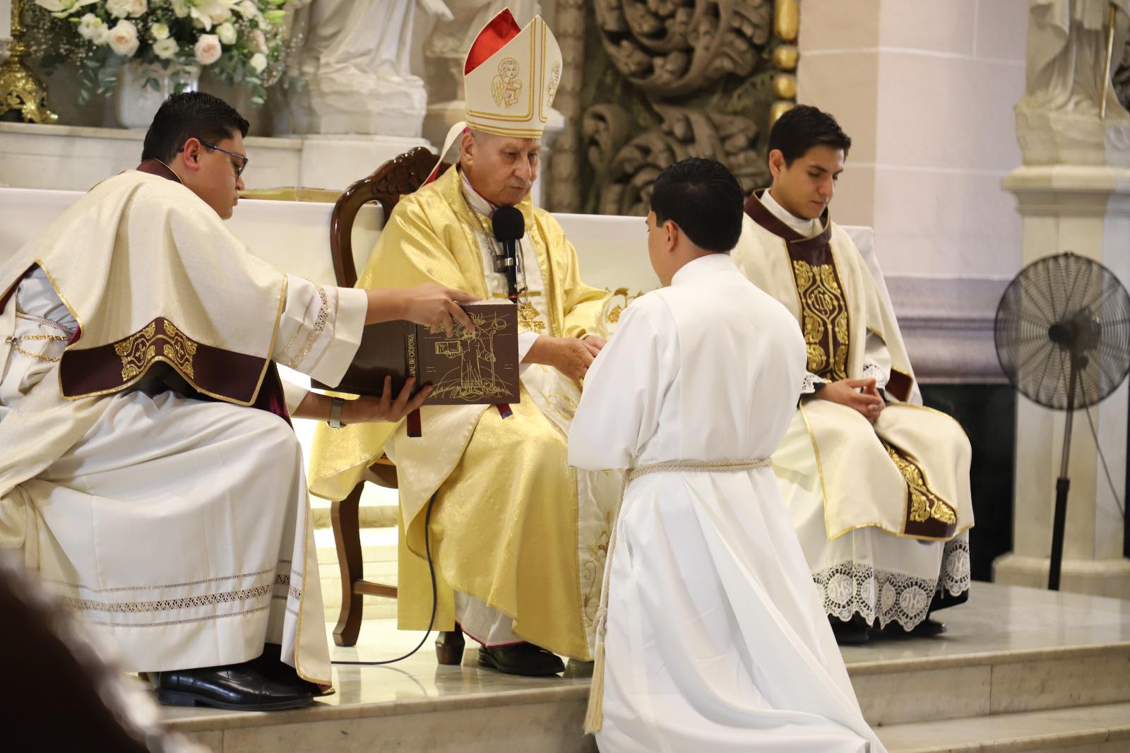 $!Ordenan diácono a Germán Ildefonso durante el 67 aniversario de la Diócesis de Mazatlán