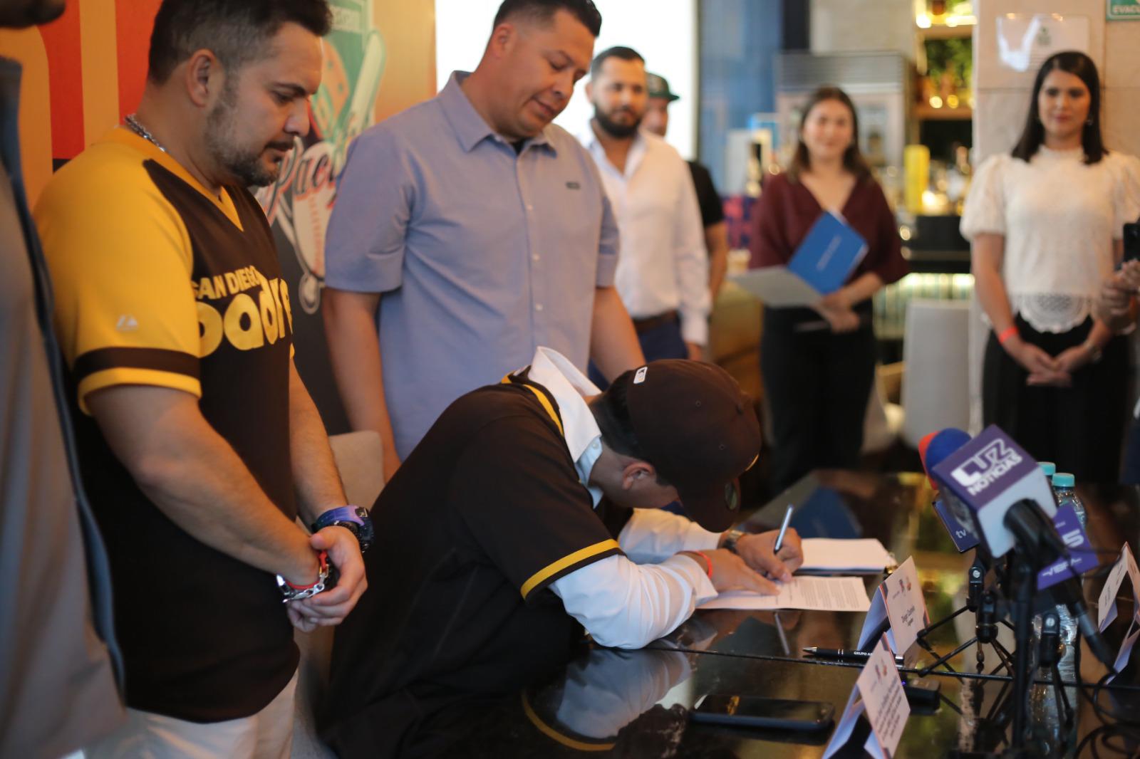 $!Diego Castelo, de la Academia del Pacífico, firma con Padres de San Diego