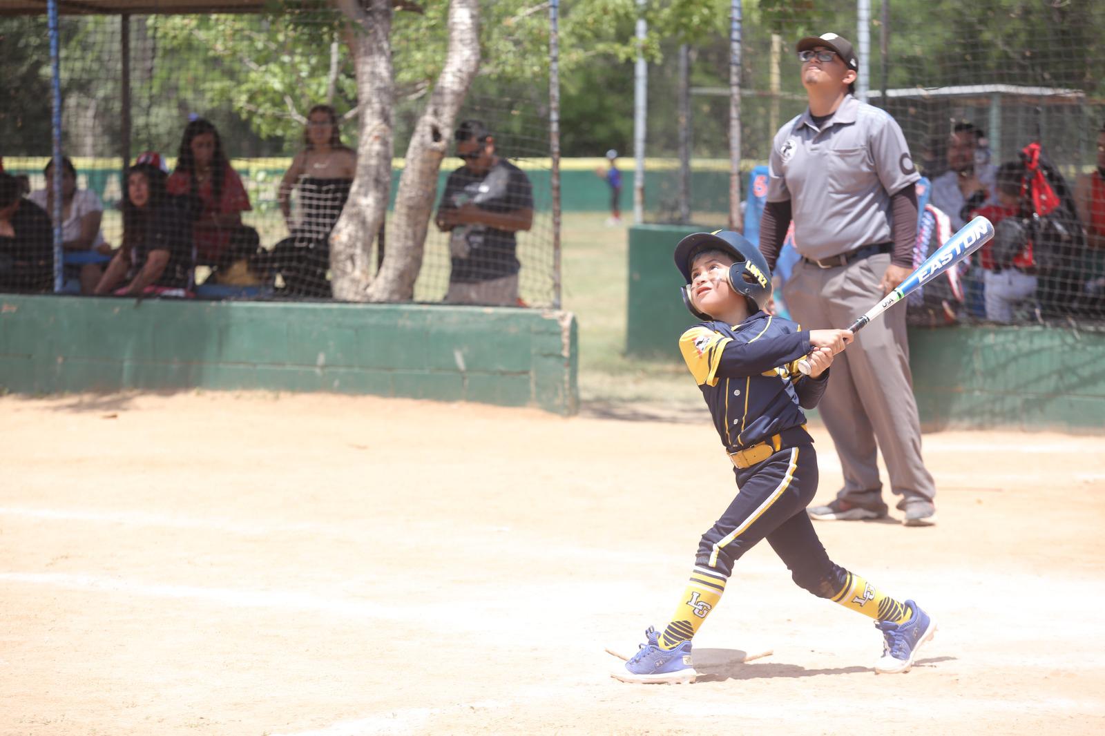 $!Equipos rojos sacan la casta por Mazatlán en una dura jornada del Nacional de Beisbol de Regiones y Ligas 2025