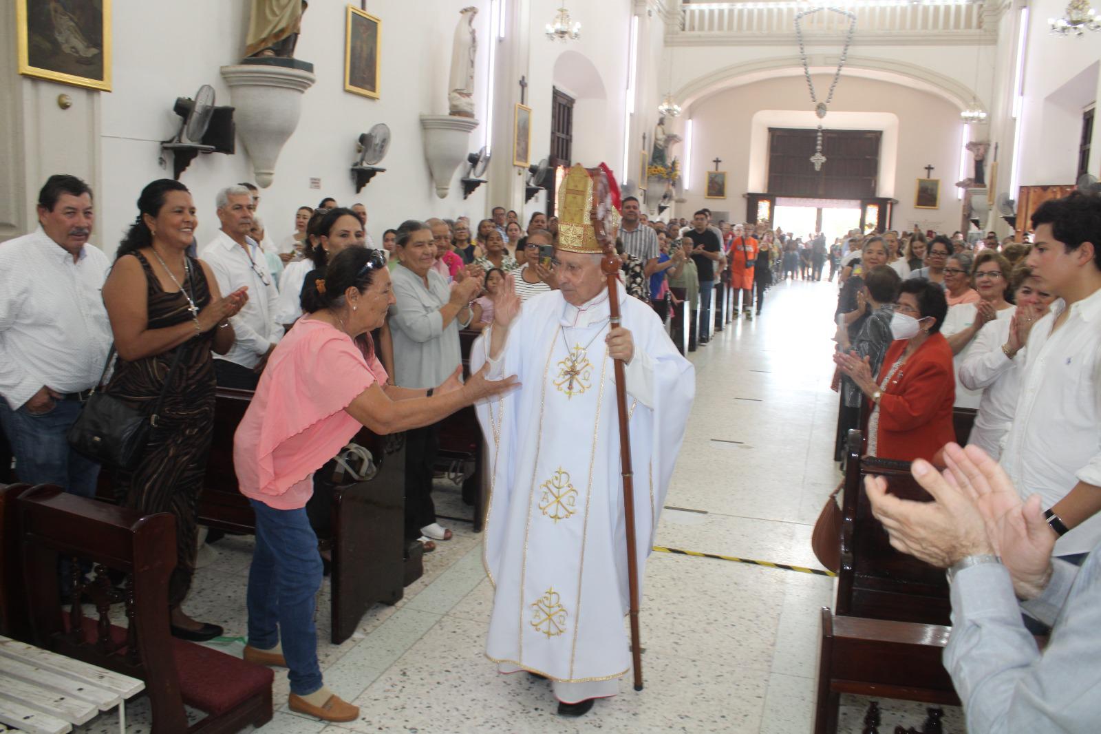 $!Obispo de Mazatlán: la violencia no ha frenado la fe, templos siguen llenos en fiestas patronales