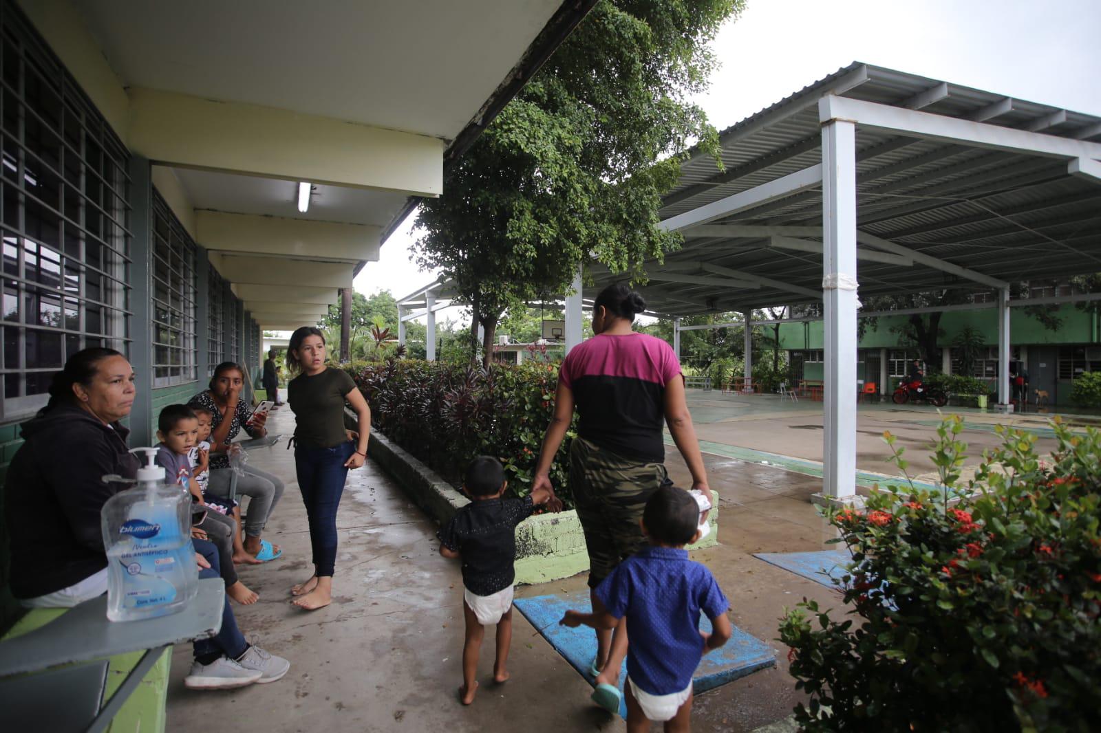 $!Trasladan a 46 personas en el albergue ubicado en el Cobaes de Villa Unión