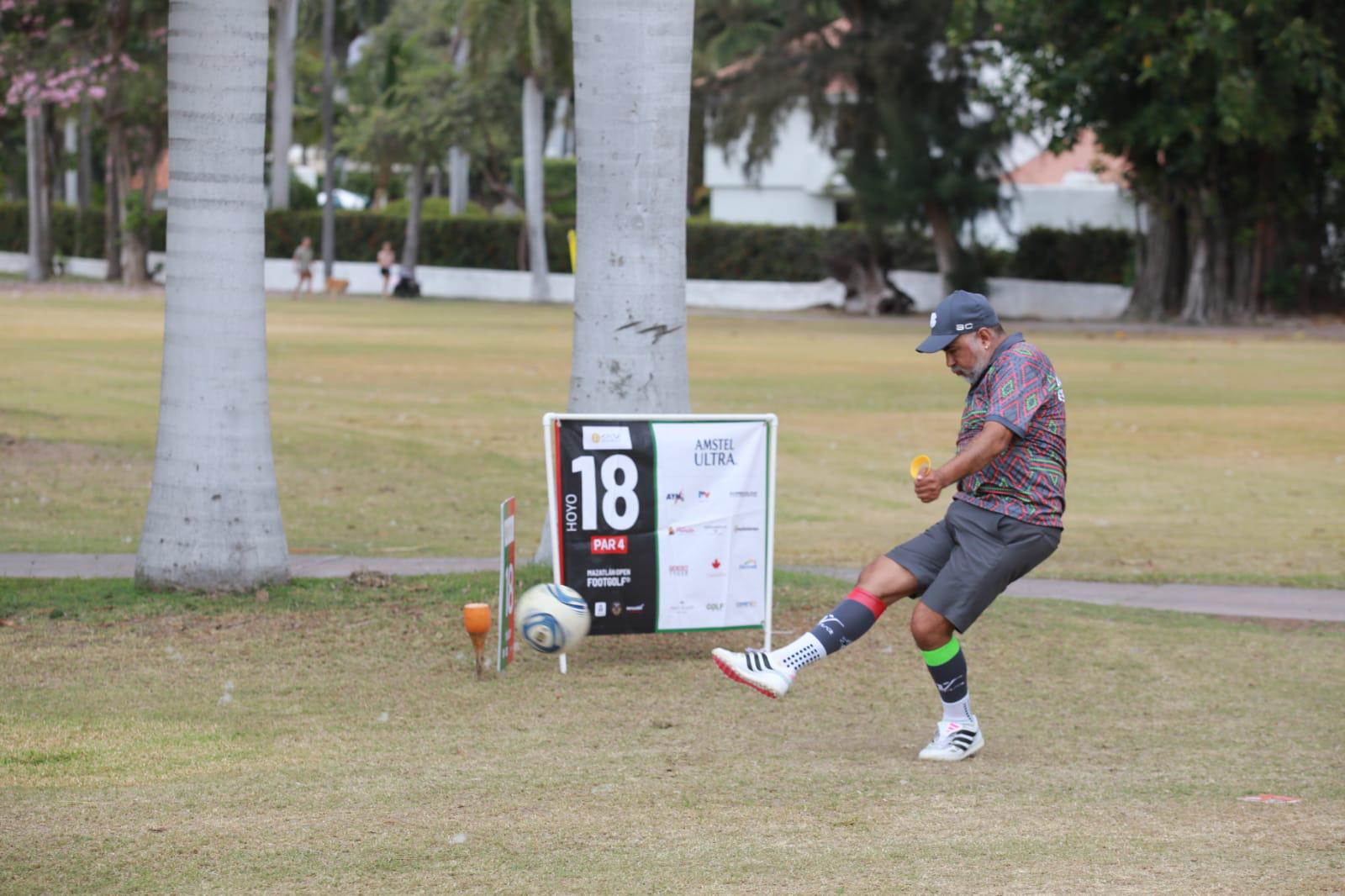 $!Patiño, ex jugador de Pumas, se adueña del Mazatlán Open de Foot Golf