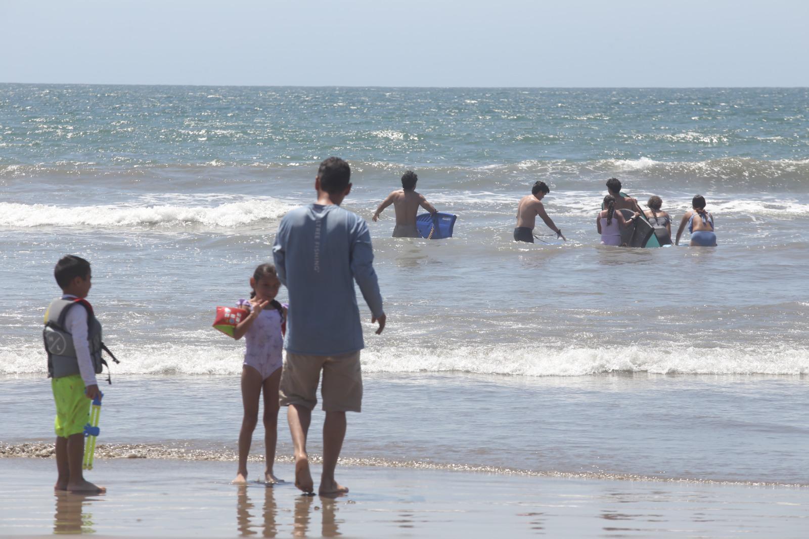 $!Se mantiene buena presencia de bañistas en las playas de Mazatlán