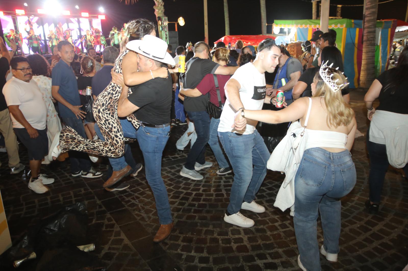 $!Olas Altas vive una noche de fiesta con miles de asistentes