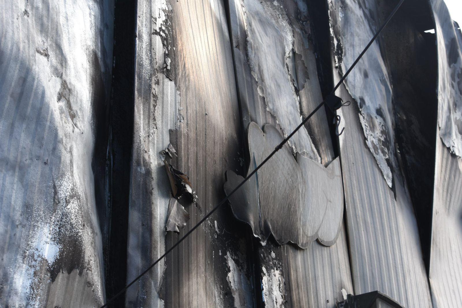 $!Resguarda plaza comercial en Culiacán escombros ennegrecidos por hollín y un olor a ceniza