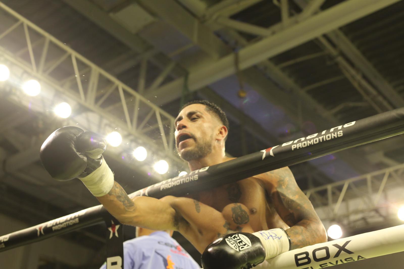 $!Pedro Guevara sale con el brazo en alto ante ‘Pamba’ Valdés en Mazatlán