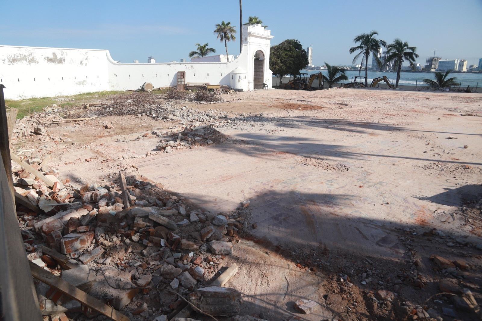 $!Escombros y varillas, lo que quedó de la Casa del Marino en Mazatlán