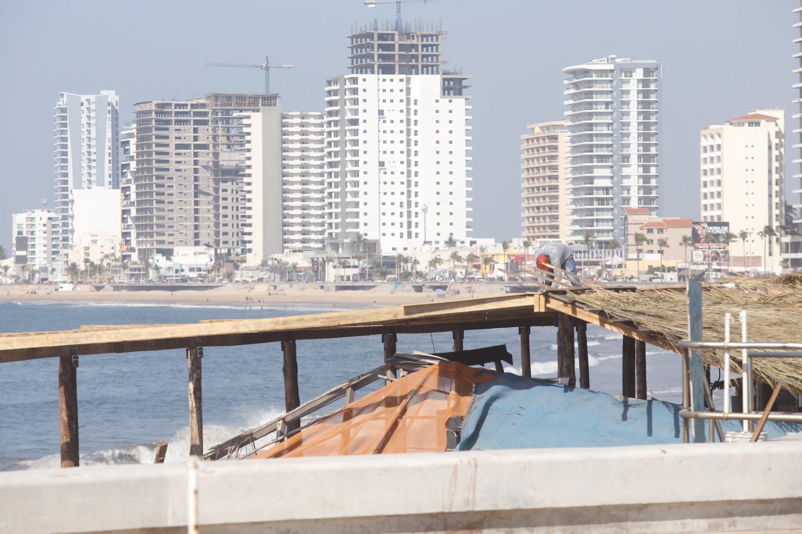 $!Continúan construcción de palapa clausurada por Profepa, en Mazatlán