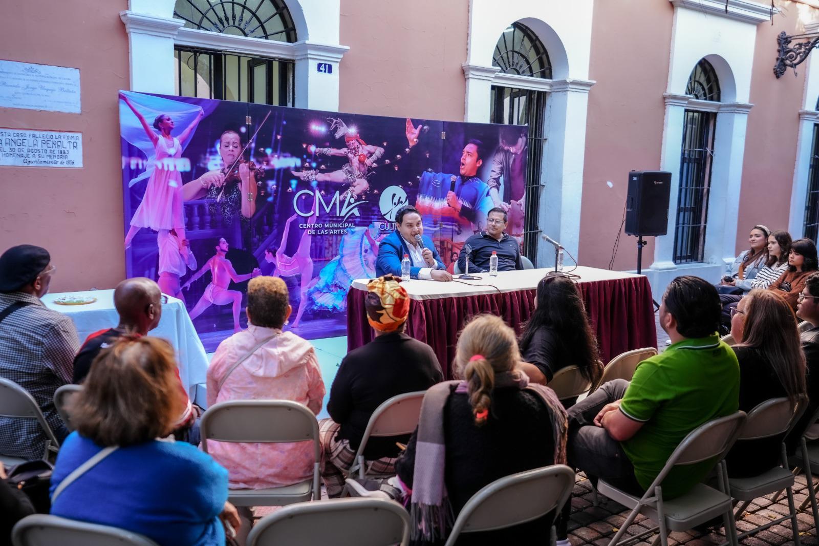 $!Rodeado del público que admira su talento, Luis Antonio Ríos recordó cómo su trabajo lo llevó a colaborar en la producción de la utilería del Carnaval de Mazatlán.