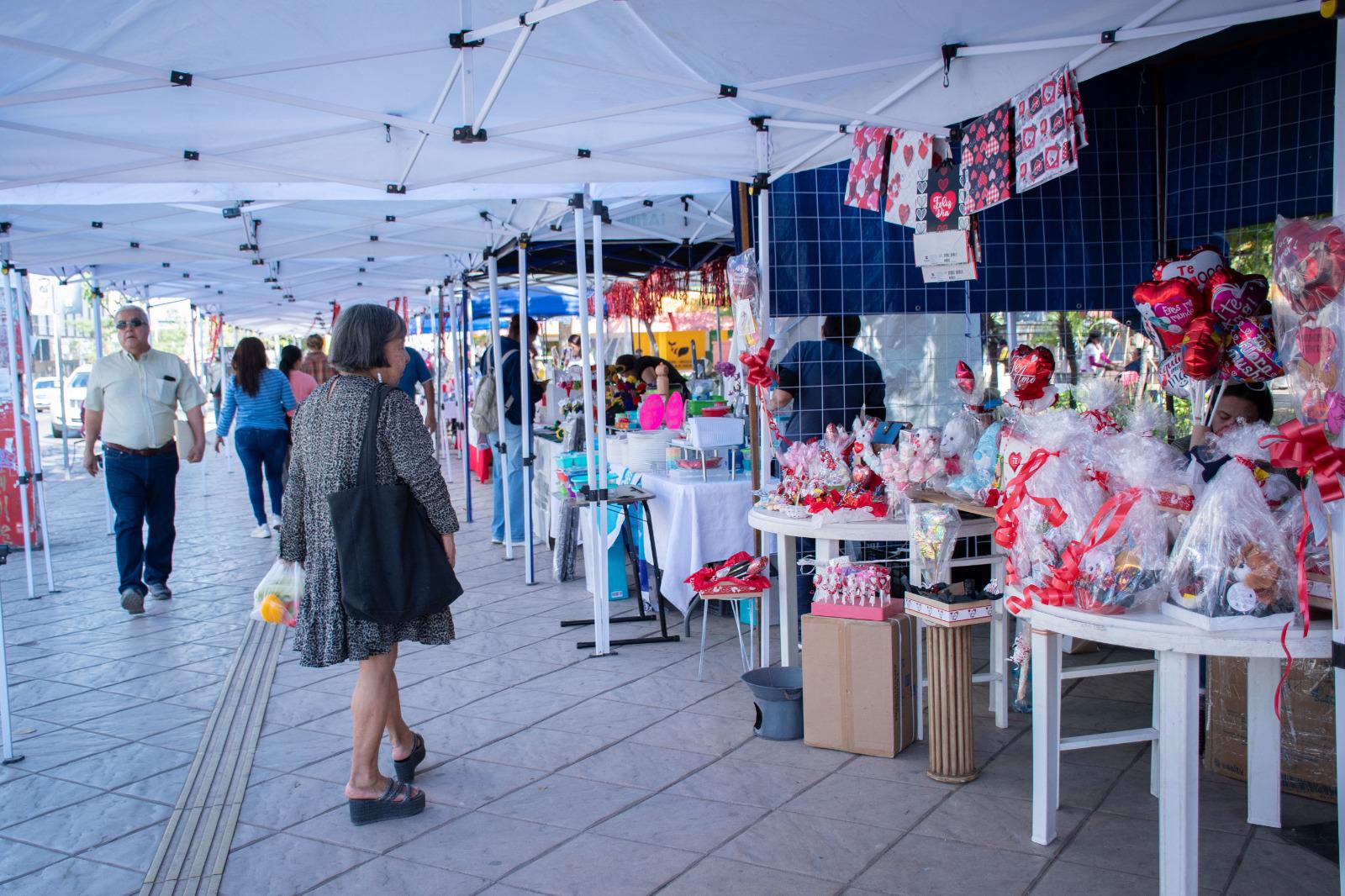 $!Impulsan la economía local con el ‘Bazar del Amor’ en la Plazuela Obregón