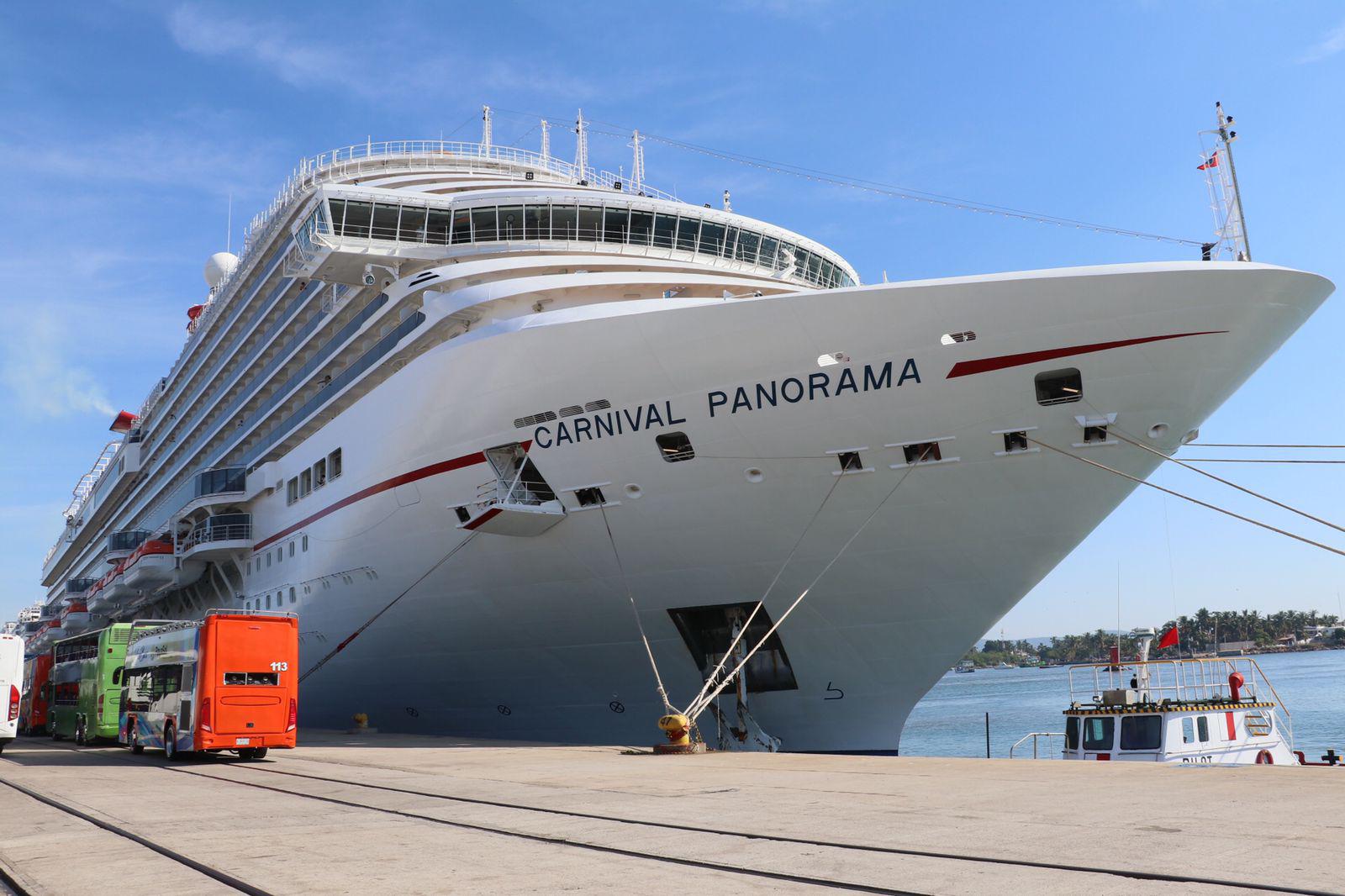 $!El crucero Carnival Panorama realiza ‘maniobra inusual’ para entrar al muelle en Mazatlán