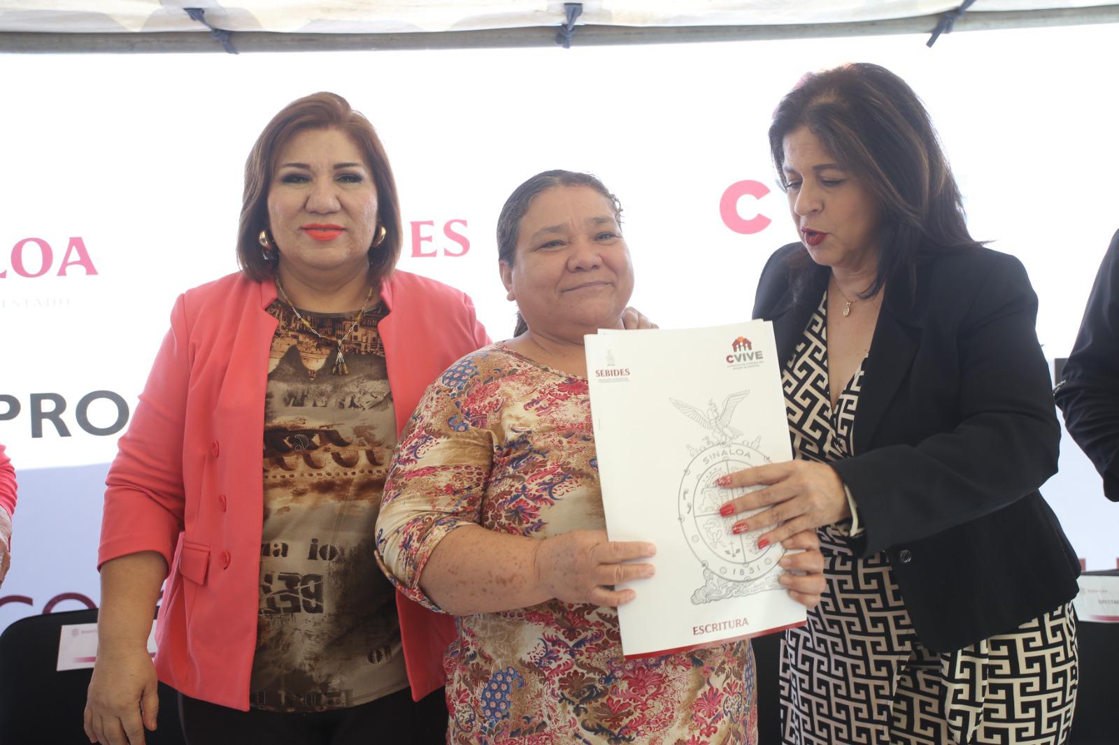$!Entregan 104 escrituras en colonia Labastida Ochoa en Mazatlán