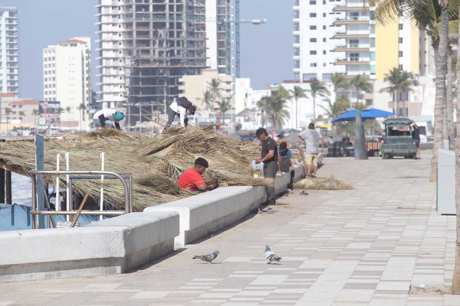 $!Continúan construcción de palapa clausurada por Profepa, en Mazatlán