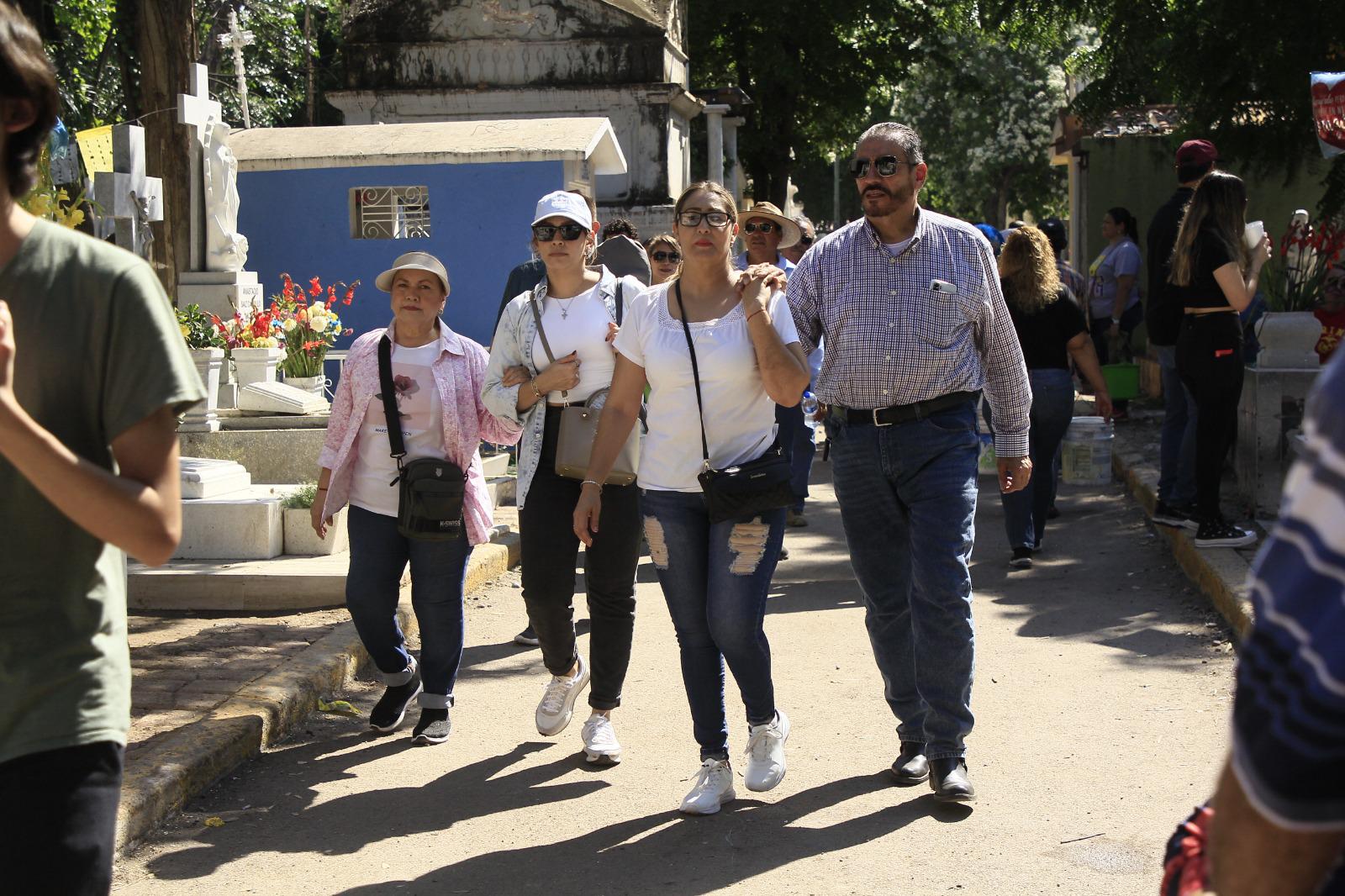 $!Panteones de Culiacán albergan reencuentros familiares en el Día de Muertos
