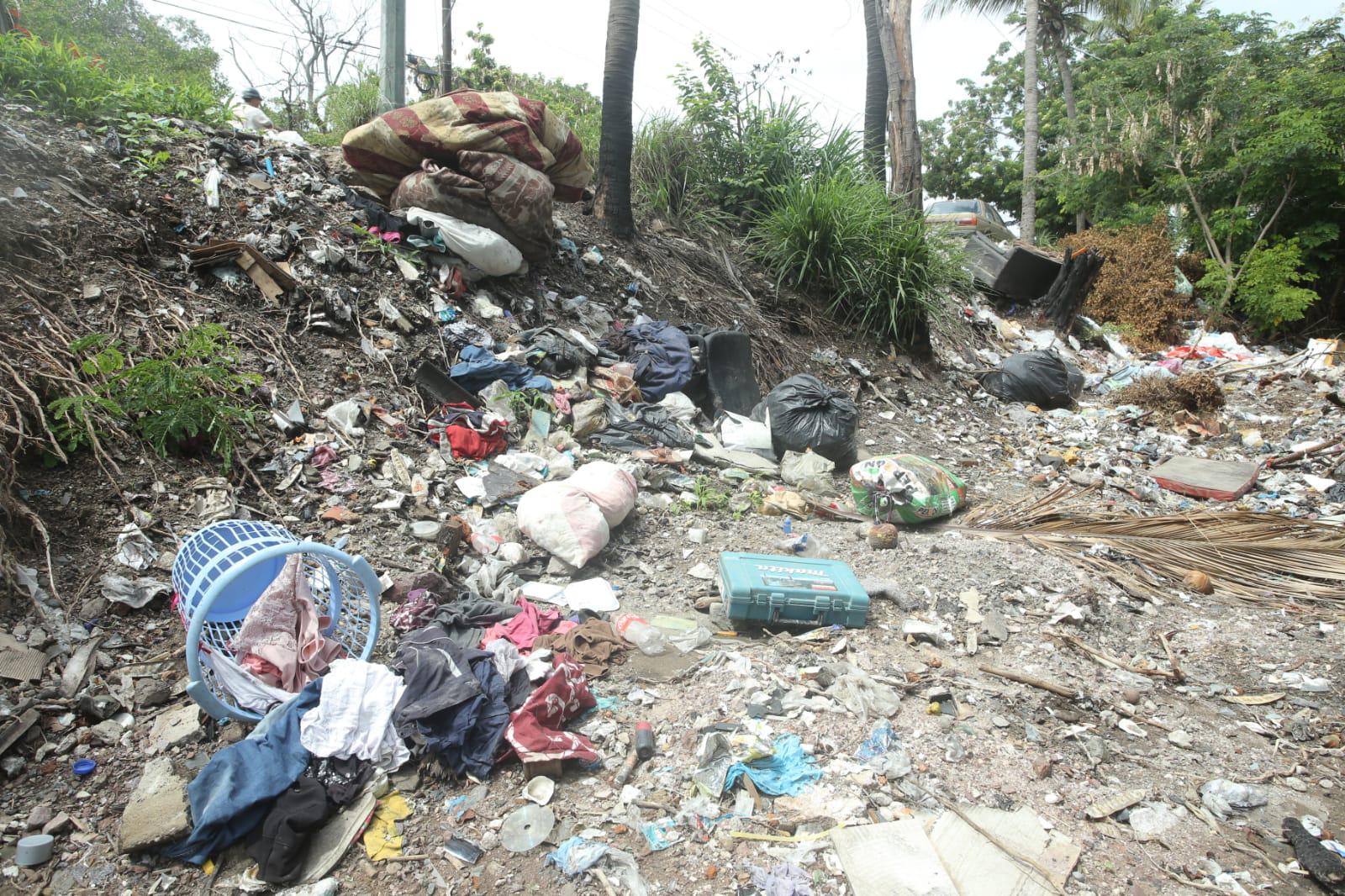 $!Acaban de limpiar y... ¡otra vez! están llenos de basura los márgenes del Estero del Infiernillo