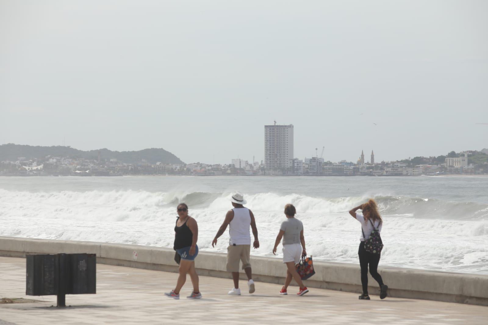 $!El oleaje provocado por ‘Kay’ en Mazatlán se vuelve un espectáculo