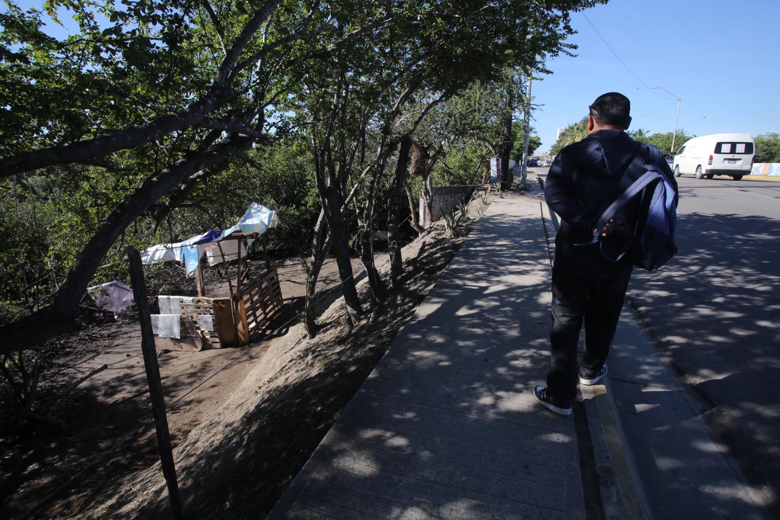 $!Continúa acumulación de basura, baches e invasión en el Estero del Infiernillo en Mazatlán