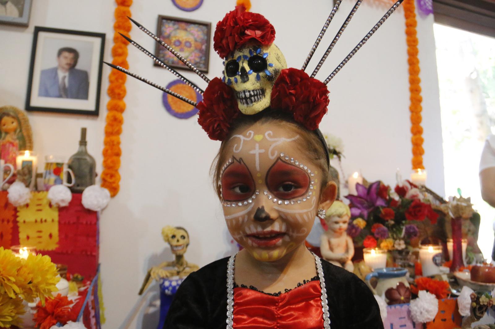 $!Catrinas y catrines deambulan en los pasillos de la UAS.