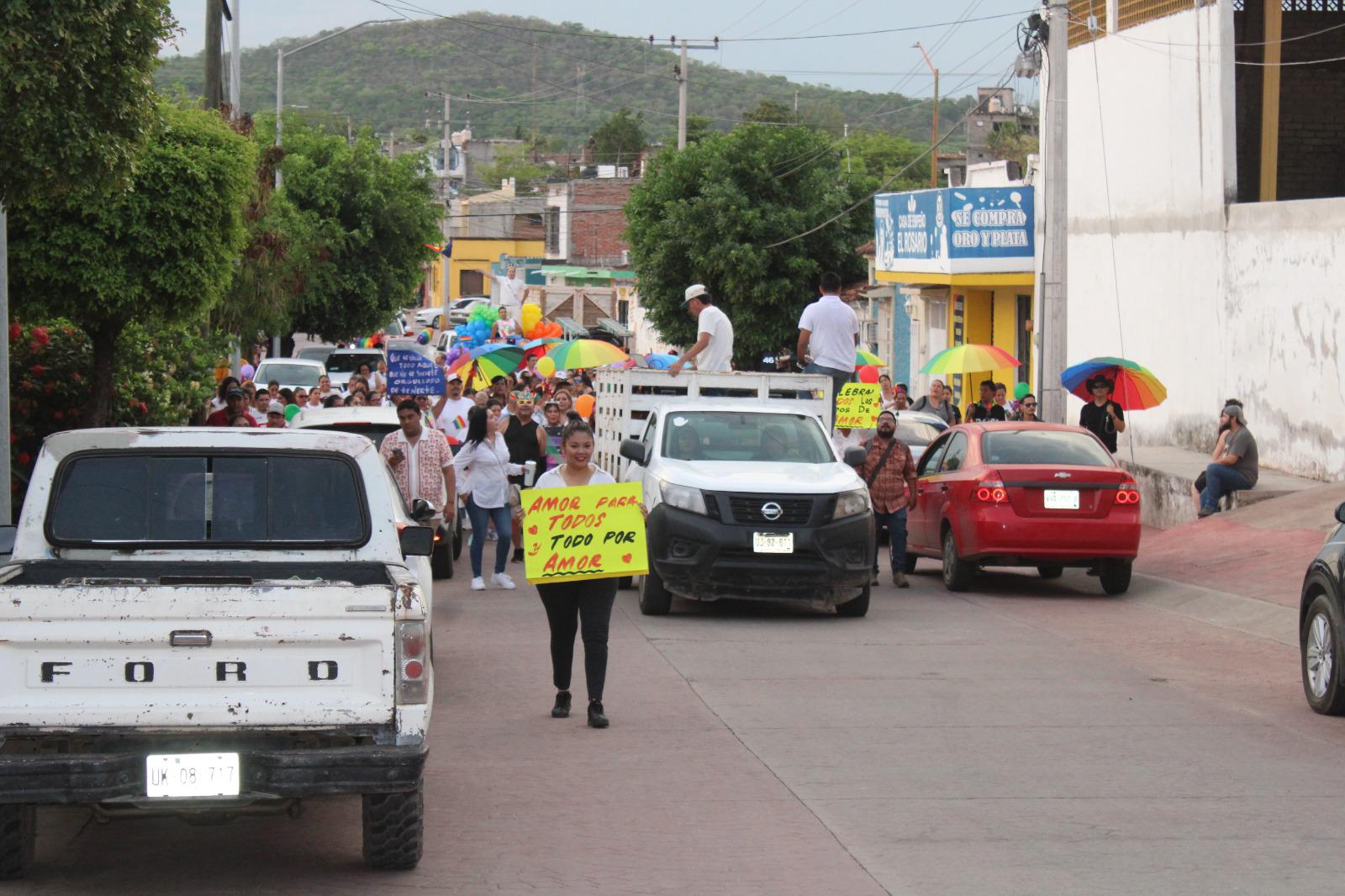 $!Marcha LGBT+ en Rosario se viste de blanco en memoria de víctimas de crímenes de odio