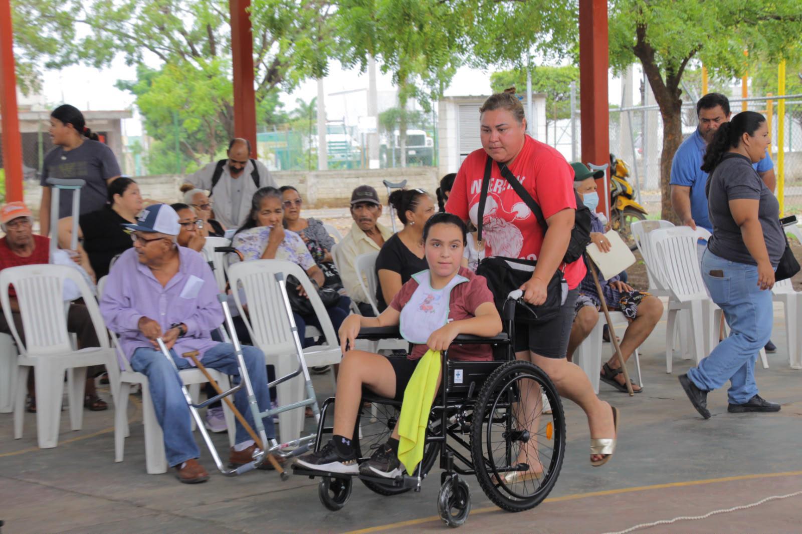 $!Entrega DIF Rosario sillas de ruedas y apoyos funcionales