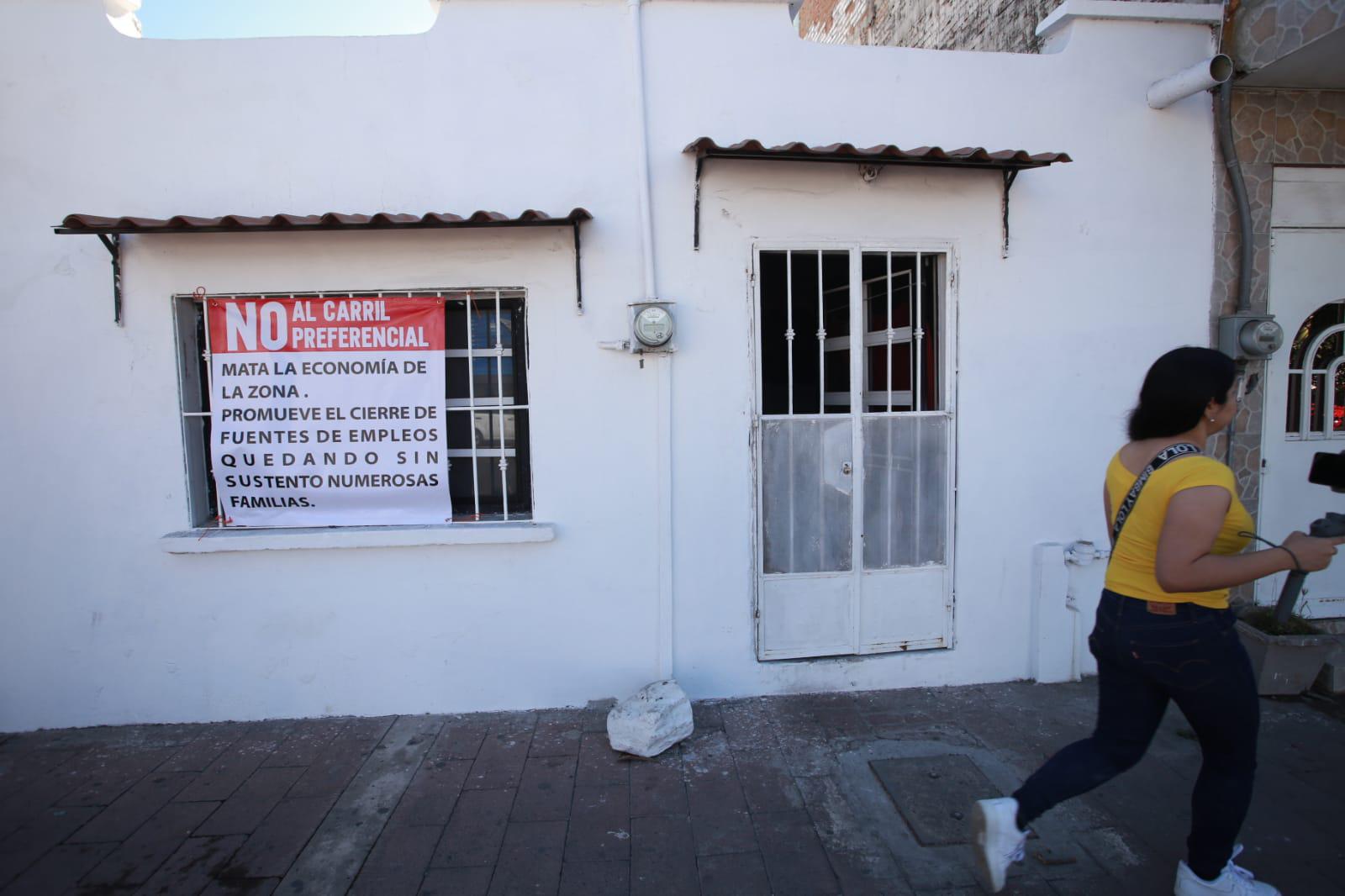 $!Carril preferencial en Mazatlán mata la economía, denuncian comerciantes de la Juan Carrasco