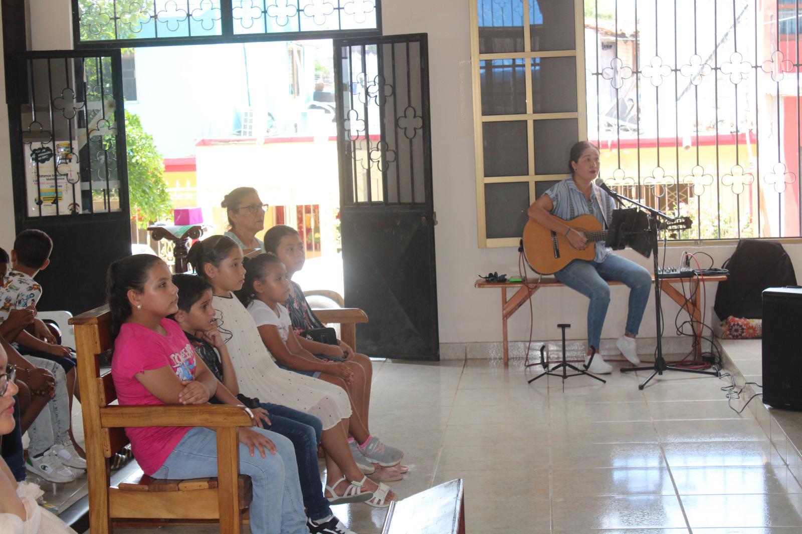 $!Martha en su canto y su guitarra ha encontrado un oficio dedicado a Dios y a la Virgen del Rosario