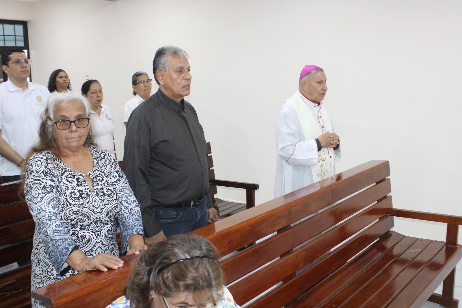 $!Obispo de Mazatlán bendice Capilla de Adoración Perpetua y eleva plegarias por necesidades de fieles de Rosario