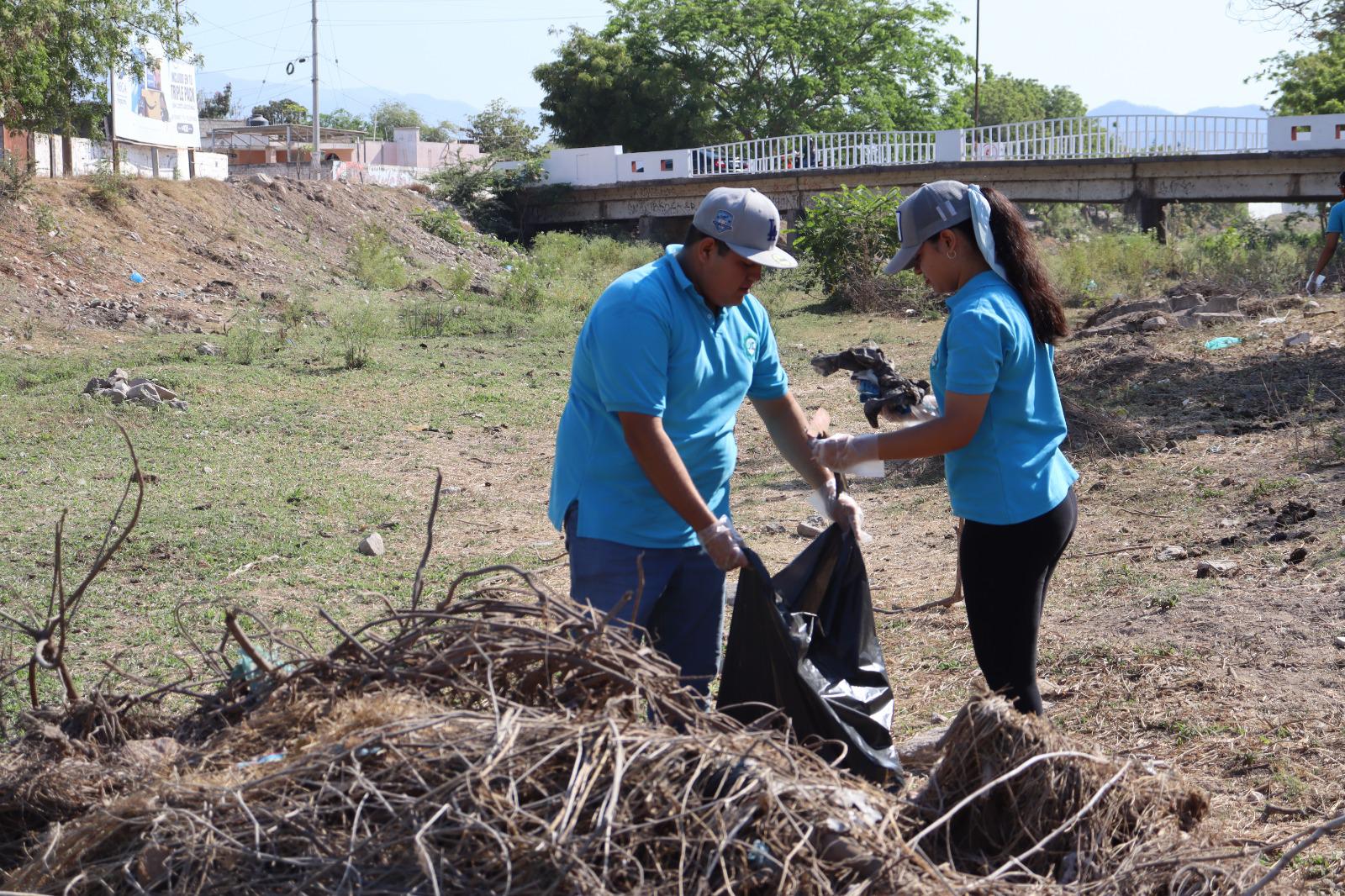 $!Con limpieza del arroyo Buñigas, participa de UTEsc en Jornada Nacional de Tequios por la Paz, que impulsa la Presidencia de la República.