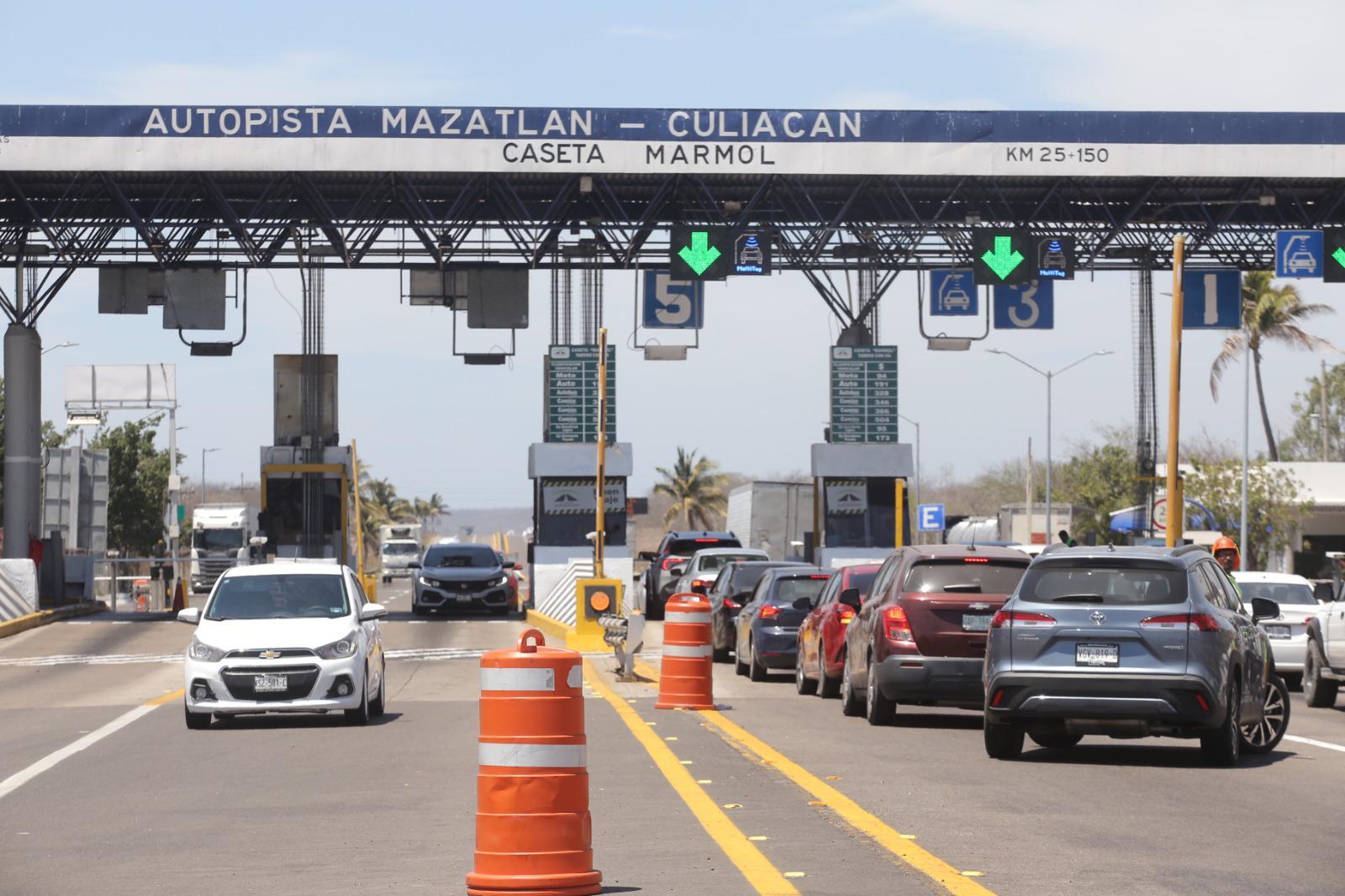 $!Registra Mazatlán alta afluencia vehicular en carreteras durante Sábado de Gloria