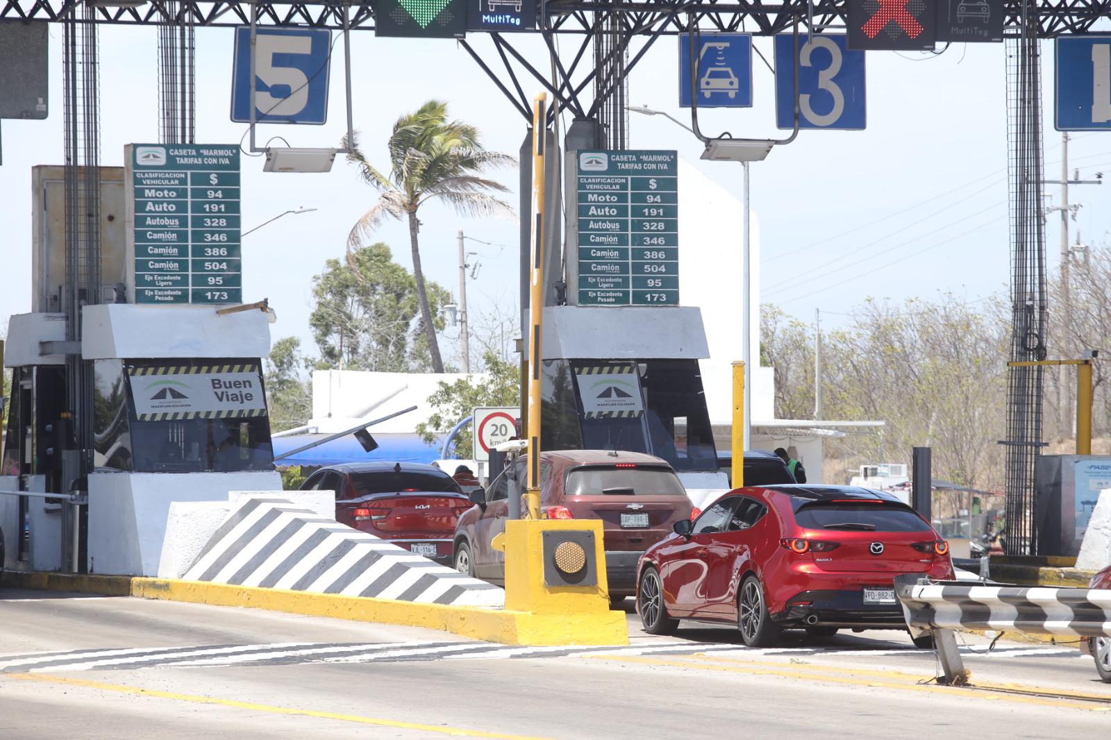 $!Registra Mazatlán alta afluencia vehicular en carreteras durante Sábado de Gloria