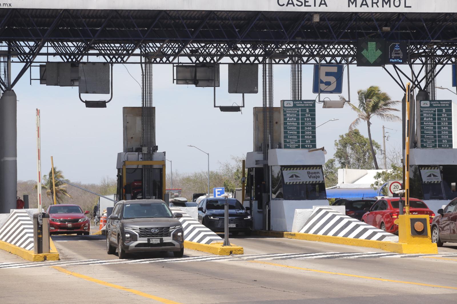 $!Registra Mazatlán alta afluencia vehicular en carreteras durante Sábado de Gloria