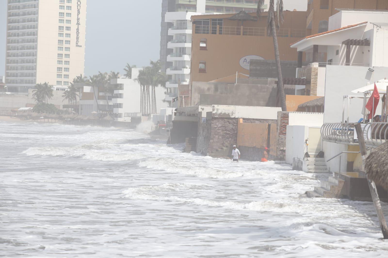 $!El oleaje provocado por ‘Kay’ en Mazatlán se vuelve un espectáculo