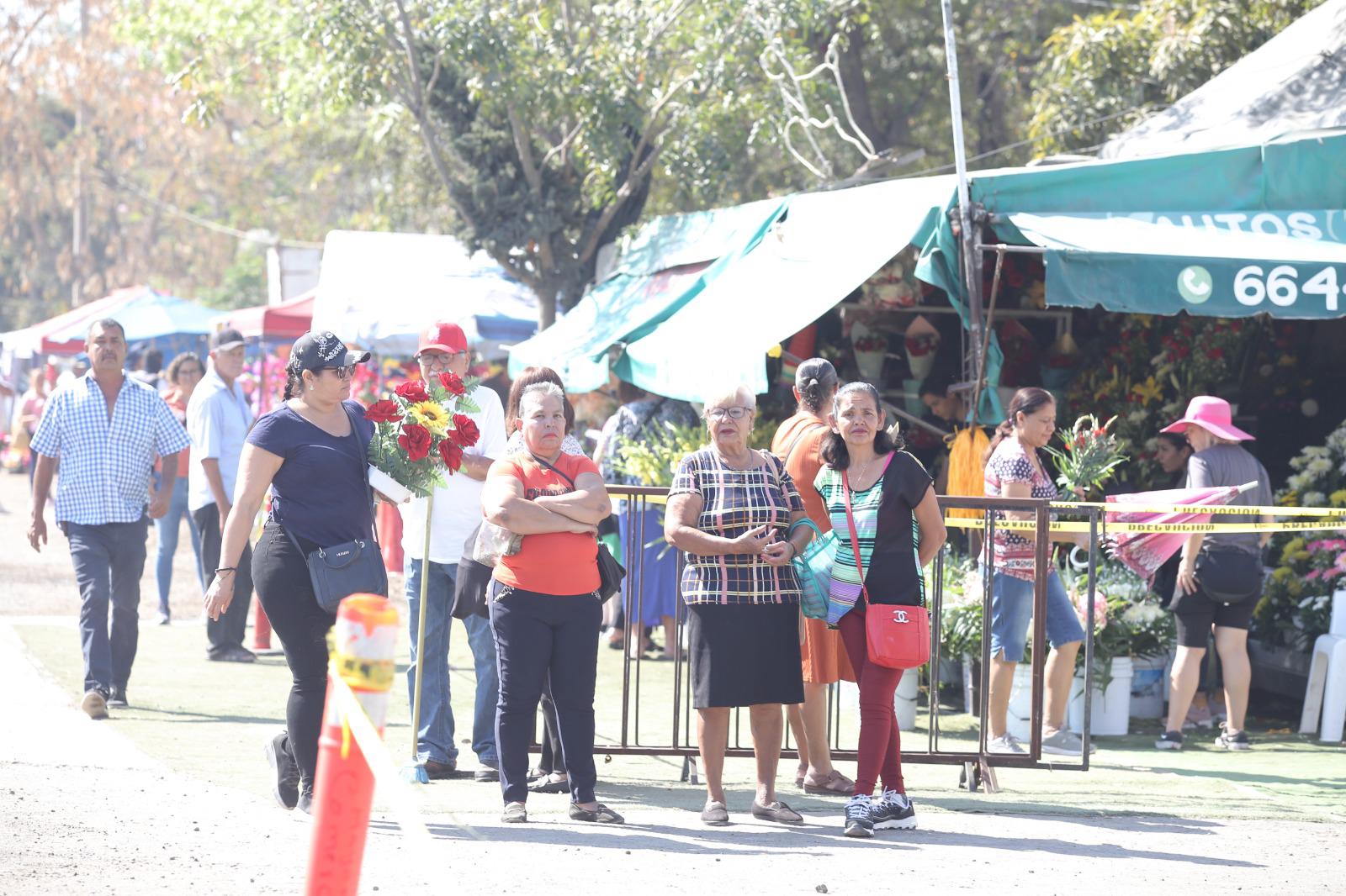 $!Acuden centenares de personas a dejar flores en panteones este Día de las Madres, en Mazatlán