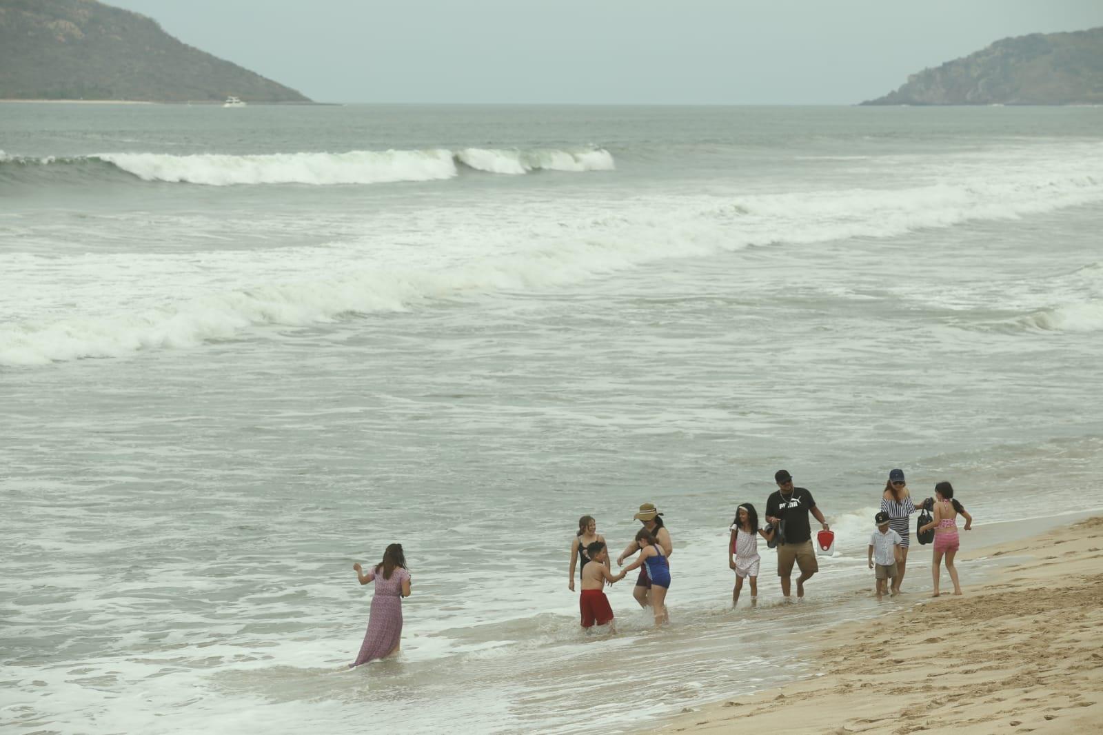 $!Por mar de fondo, cierran el puerto de Mazatlán a la navegación de embarcaciones menores