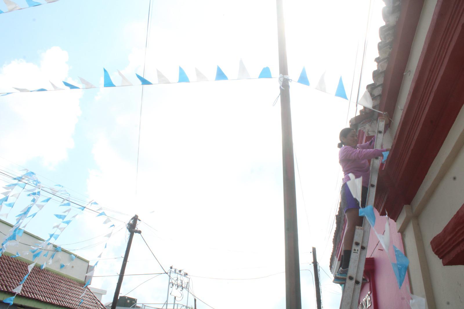 $!‘Chiquita’ decora desde hace 15 años con banderitas las fiestas de la Virgen del Rosario