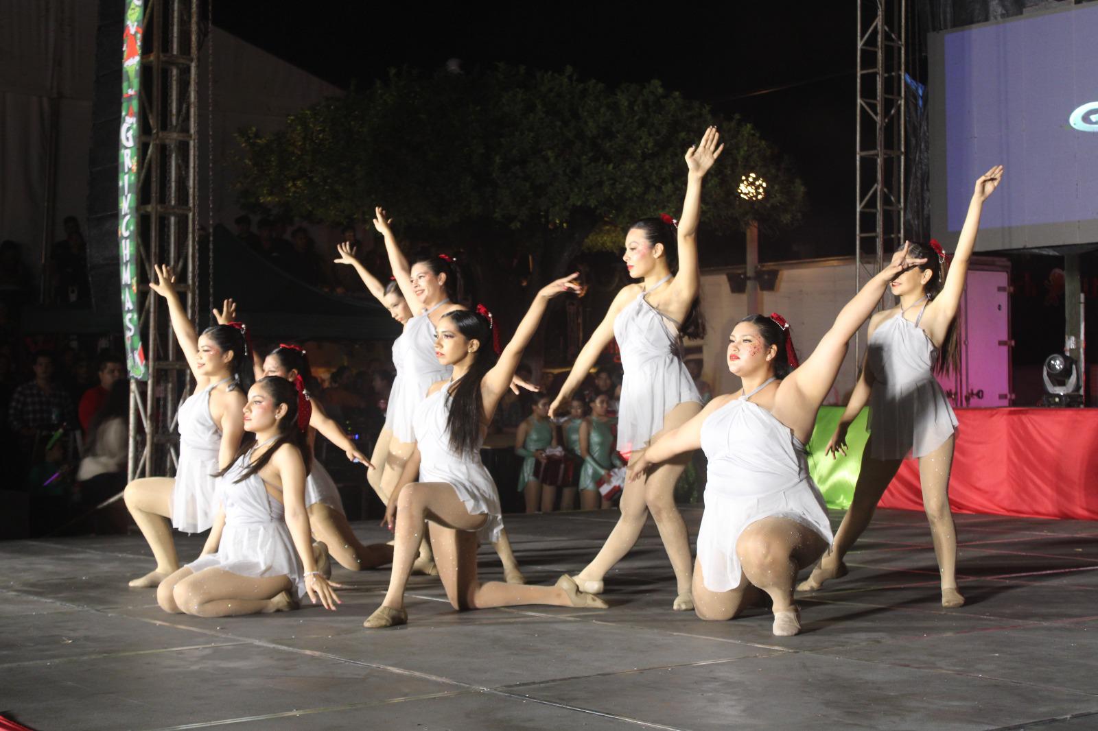 $!Lluvias no frenan desfile de luces y gala navideña en Rosario