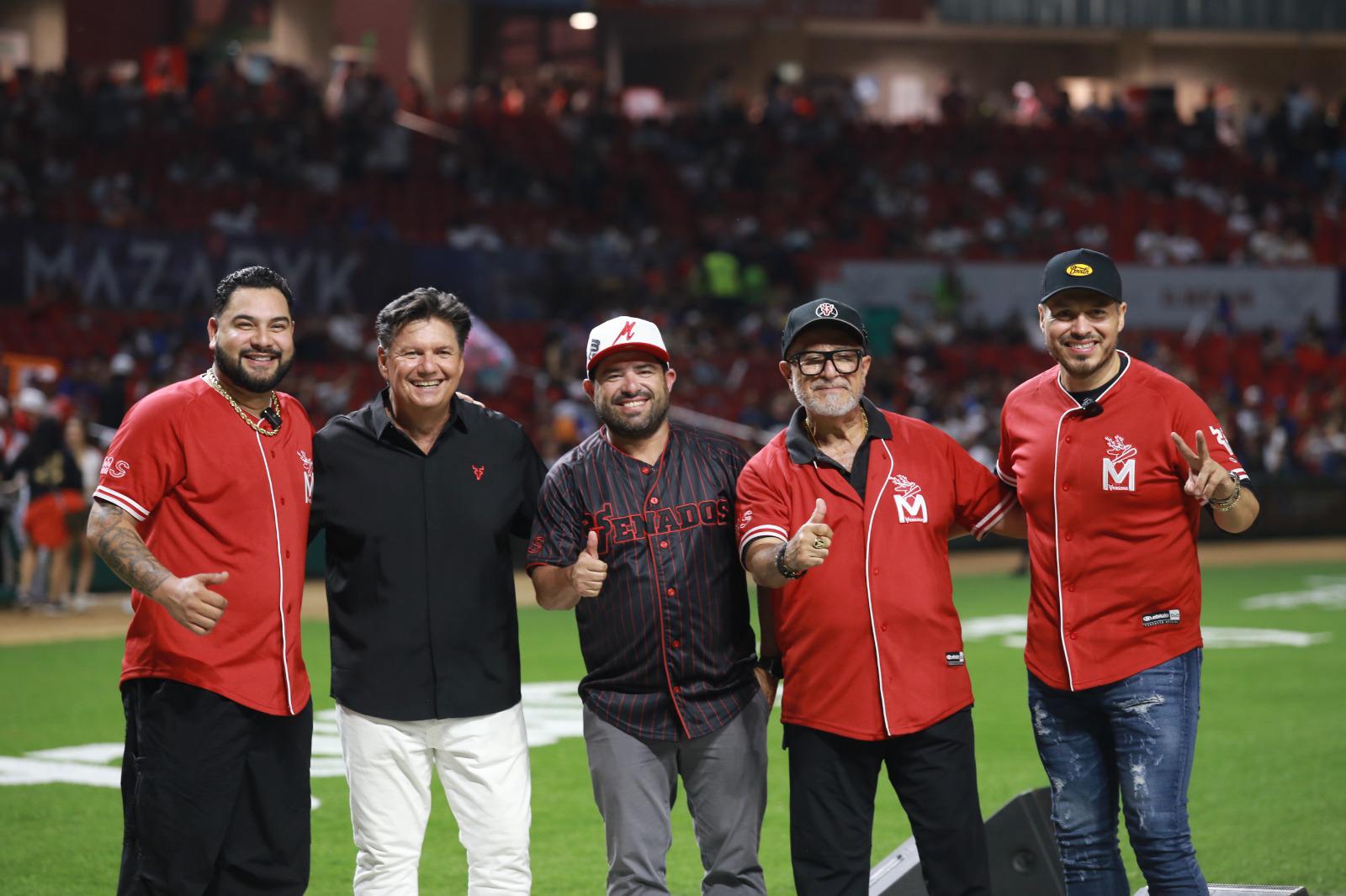 $!Los vocalistas de la Banda MS, Oswaldo “Walo” Silva y Alan Ramírez, así como su líder Sergio Lizárraga, formaron parte del acto protocolario en la apertura.