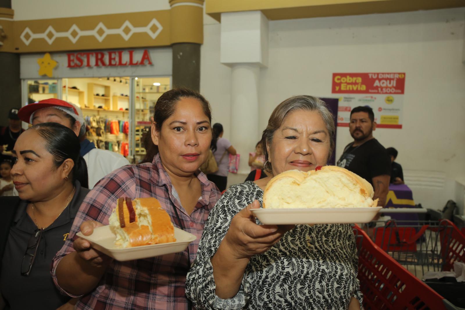 $!Casa Ley del Mar endulzó a sus clientes con mega rosca y chocolate, en el Día de Reyes