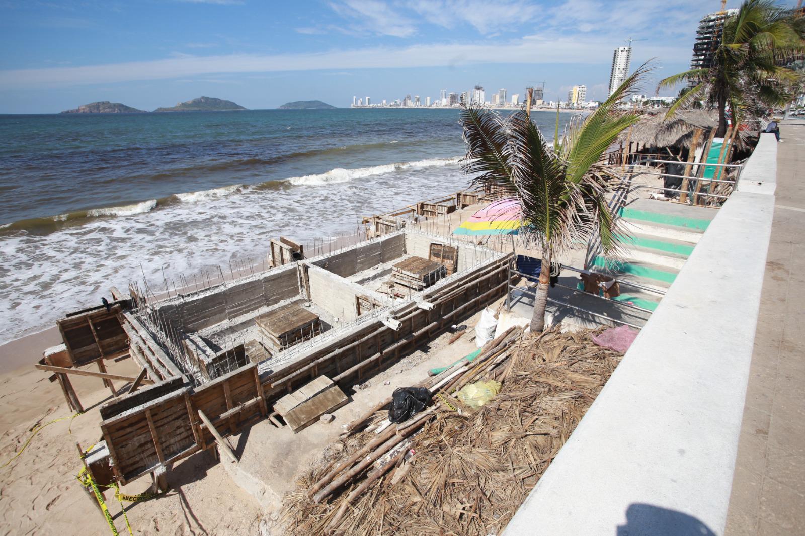 $!Llama Alcalde a poner un alto a las concesiones en playas de Mazatlán