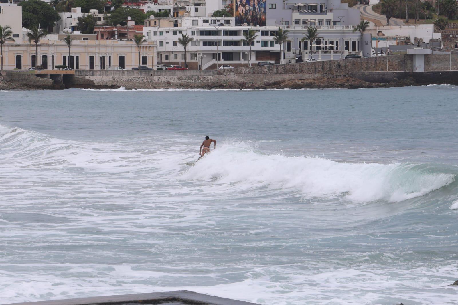 $!Escuadrón Acuático mantiene supervisión en las playas de Mazatlán ante mar de fondo