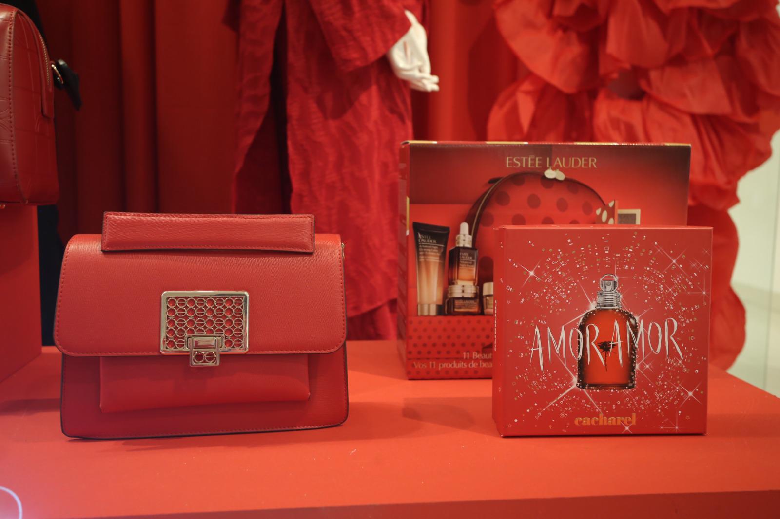 $!Diversos artículos del área de perfumería pudieron apreciar las ahí presentes.